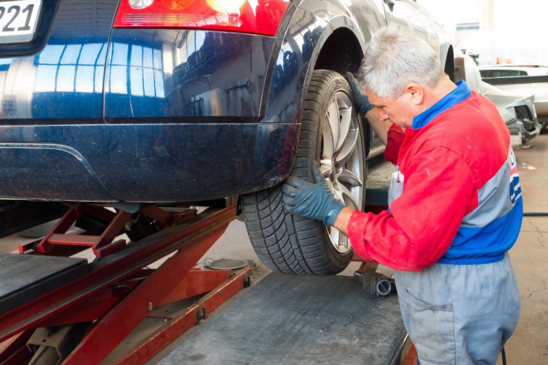 boutique-LA GARDE-min_auto_repair_repair_lift_auto_mechanic_work_clothes_master_professional_man_of_the_fold-685629