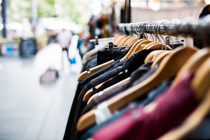 boutique-LA GARDE-min_blur_close_up_focus_hanger_jacket_market_people_rack-1176303